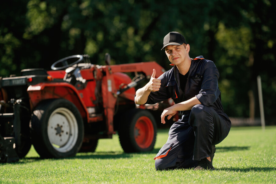 Une tondeuse autoportée avec un moteur Briggs et Stratton