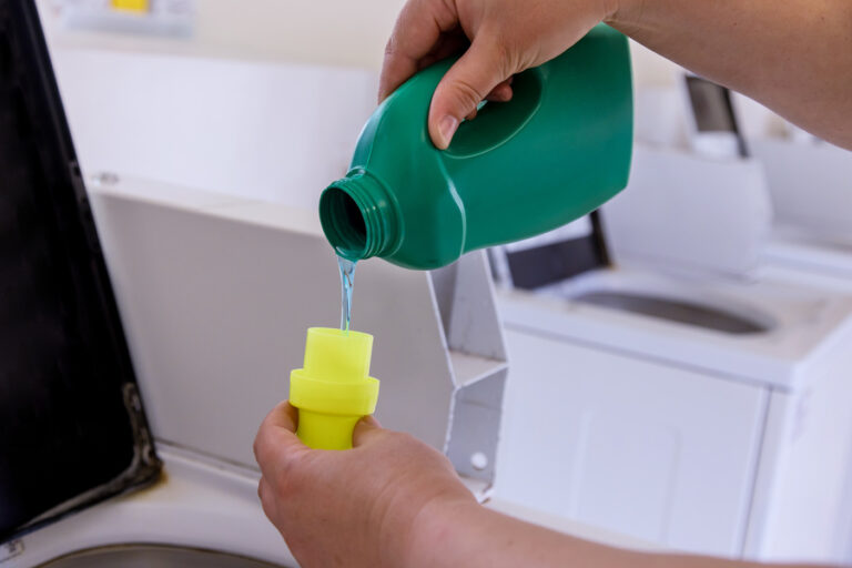Bac d'assouplissant de machine à laver plein d'eau