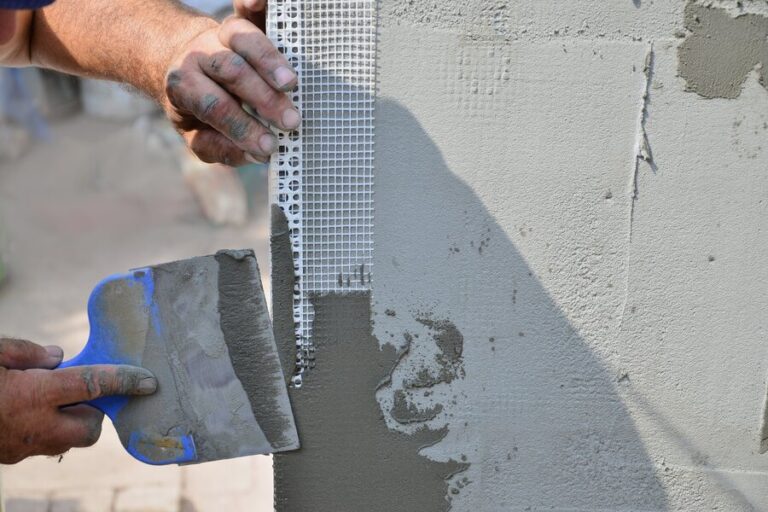 La réparation d'un mur en crépi qui se décolle avec de la fibre de verre et de l'enduit