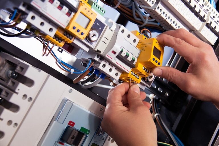 Pose d'un disjoncteur dans une installation électrique pour la mise aux normes et la mise en sécurité
