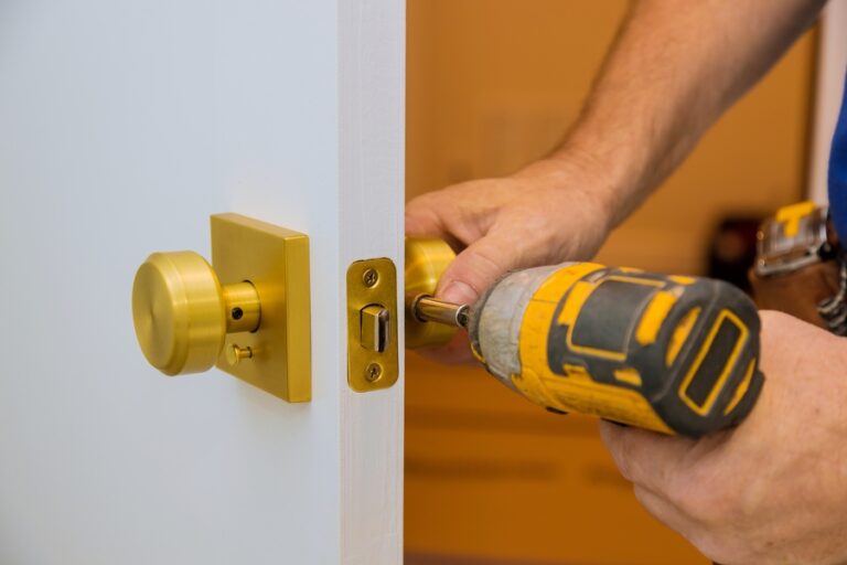Obligé de claquer la porte pour la fermer