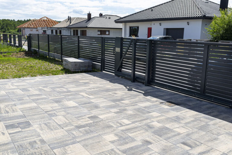 Une entrée de maison avec un seuil de portail en pavés