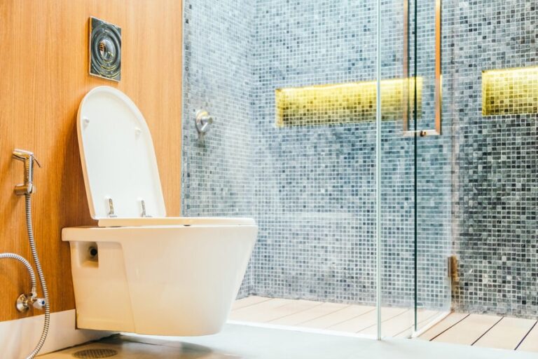 Un toilette faisant un bruit de chasse d'eau la nuit