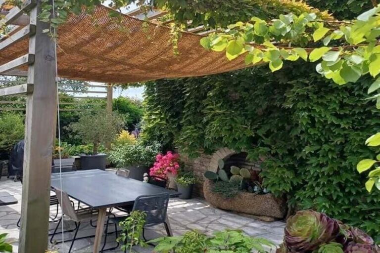 Des voiles de coco protègent une terrasse du soleil