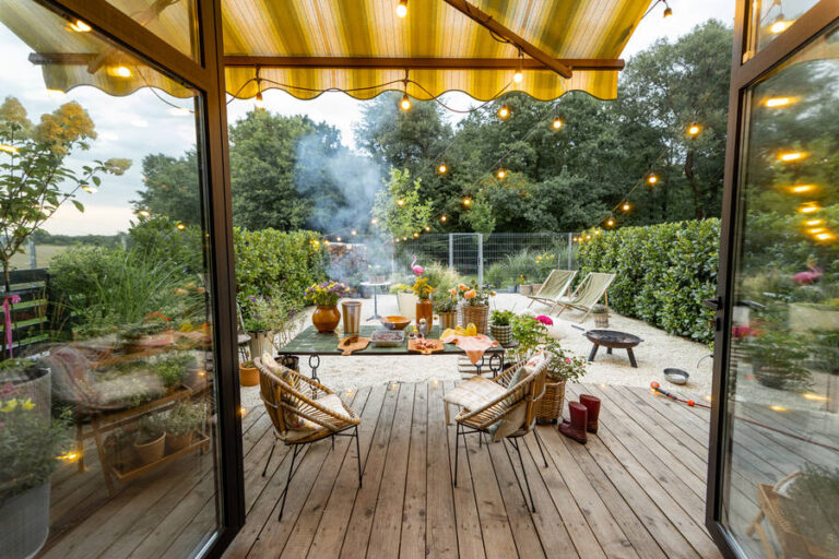 Jardin avec de l'ombre grâce à un store banne personnalisable
