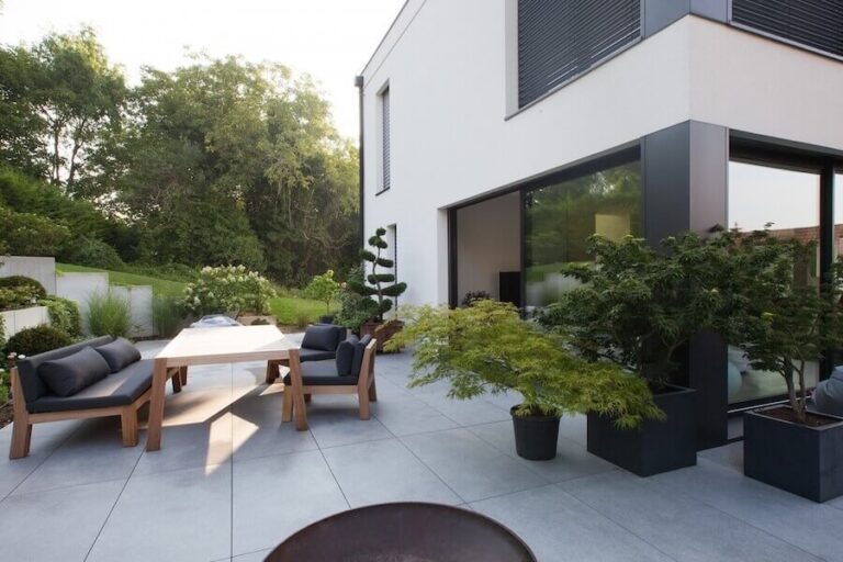 Une maison avec un jardin design et moderne créé par un paysagiste