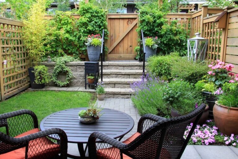 Un jardin luxuriant pour la détente et profiter du soleil