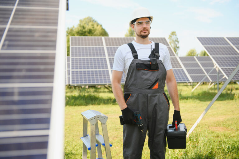 L'électricien apporte un régulateur adapté au panneau solaire 300w