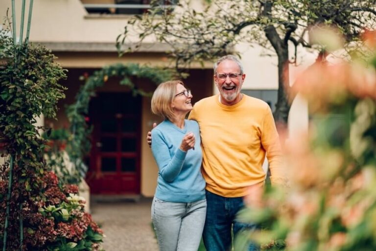 Couple dans le jardin aménagé et entretenu de leur maison
