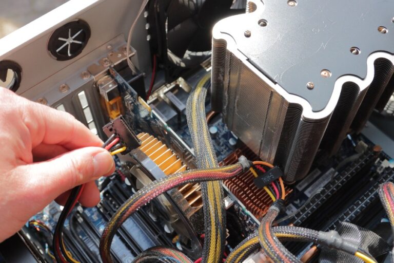 Gros plan sur une bobine d’allumage Stihl, écart entre la bobine et le volant moteur mesuré au pied à coulisse