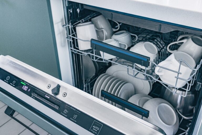 Piston d’ouverture automatique d’un lave-vaisselle bloqué sur le côté