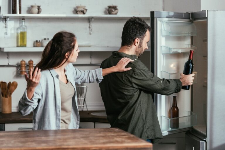Un réfrigérateur Beko ouvert révèle des étagères presque vides et des aliments qui commencent à se réchauffer