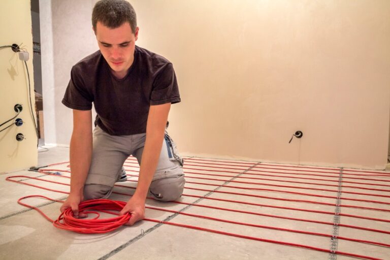 Travaux de rénovation avec installation d’un chauffage au sol dans un immeuble des années 70