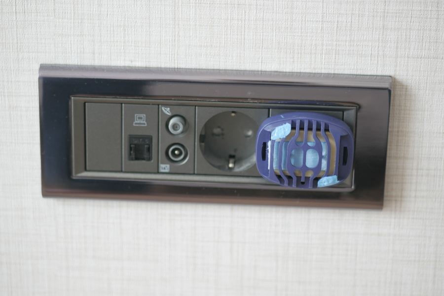 Platine extérieure Terraneo vintage installée près d’une porte d’entrée en pierre