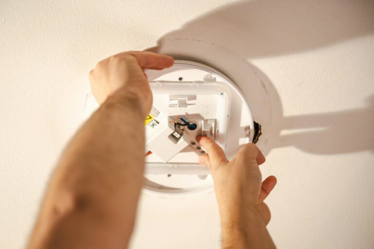 Ouverture du détecteur Hager Sepio pour accéder à la pile usagée