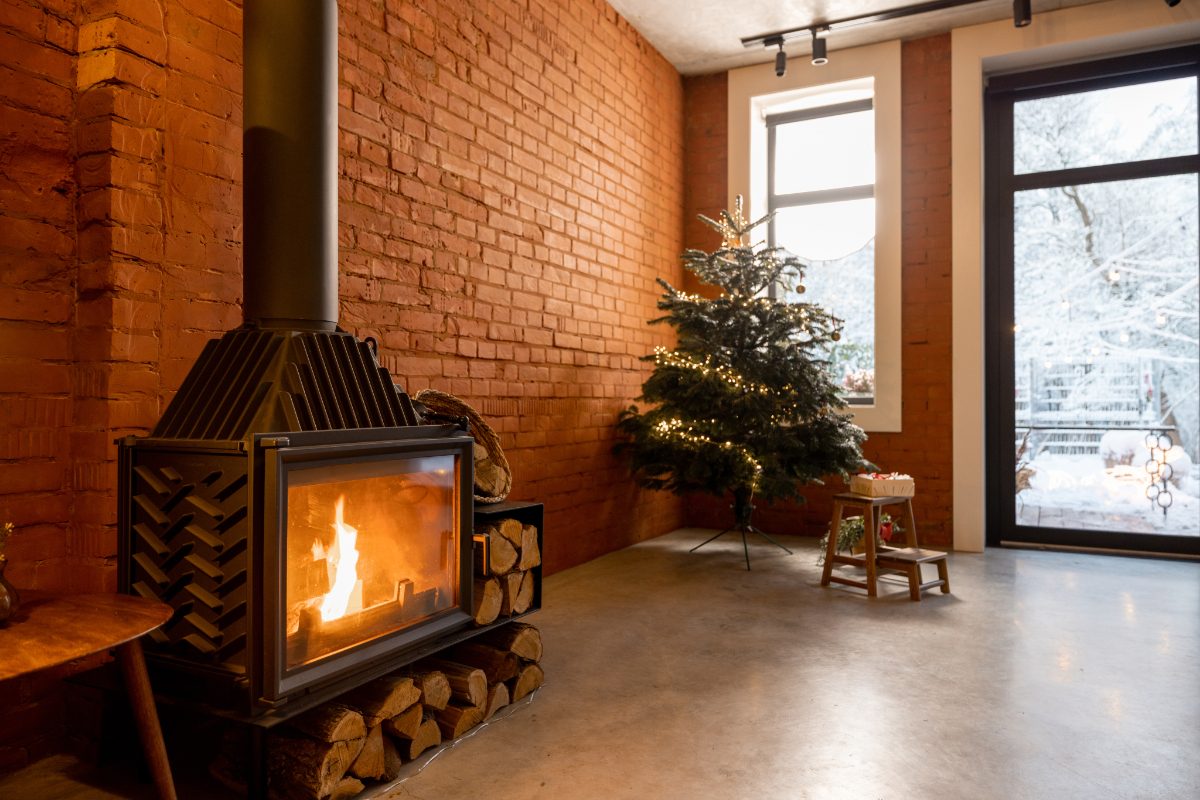 Une cheminée installée dans une maison avec un récupérateur de chaleur