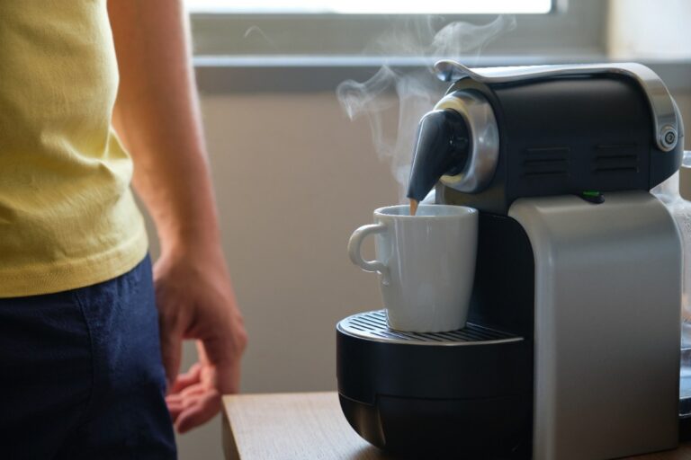 Une personne qui utilise une machine Senseo dans sa cuisine