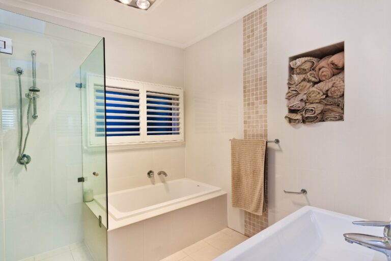 Des grilles d'aération installés dans une salle de bain moderne