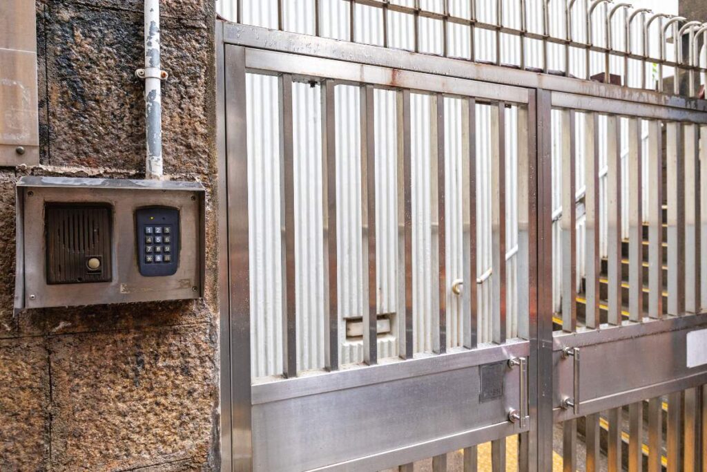 Un automatisme de portail installé sur le pilier