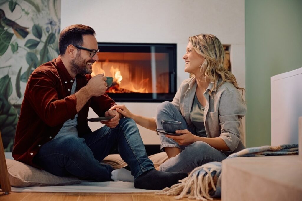 Couple heureux avec un poêle à granulés