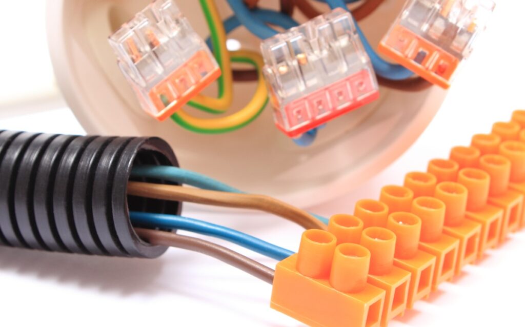 Des fils électriques nécessaires pour un branchement triphasé