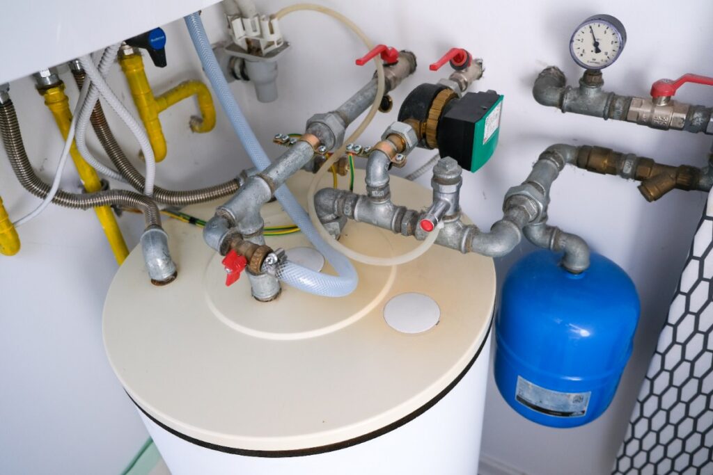 Installation hydraulique avec une vase d'expansion bien installée
