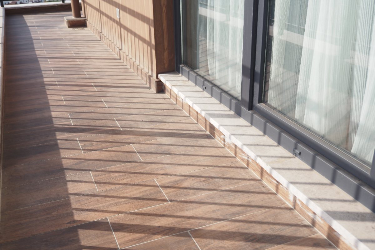 Une terrasse avec une baie vitrée