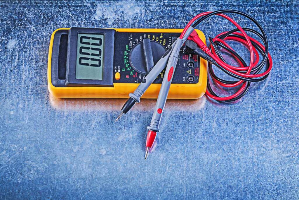 Multimètre posé sur le sol