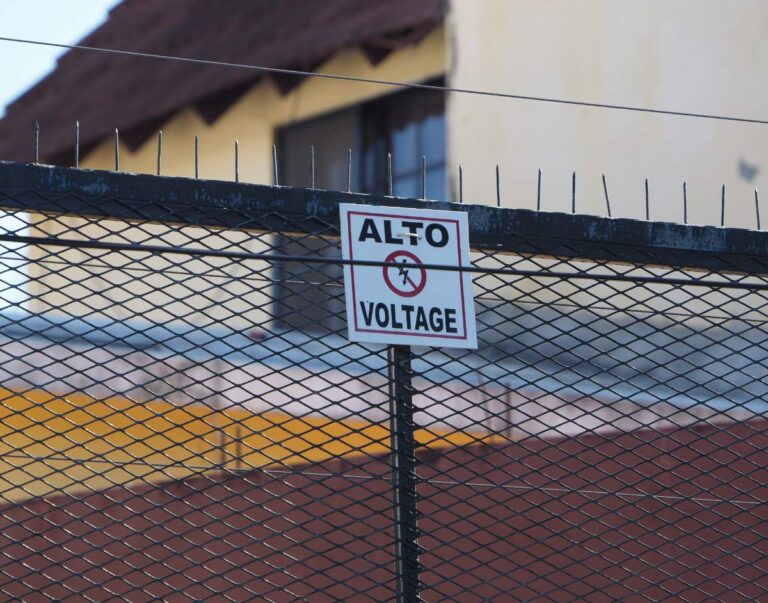 Etiquette de haute tension posée sur la clôture électrique