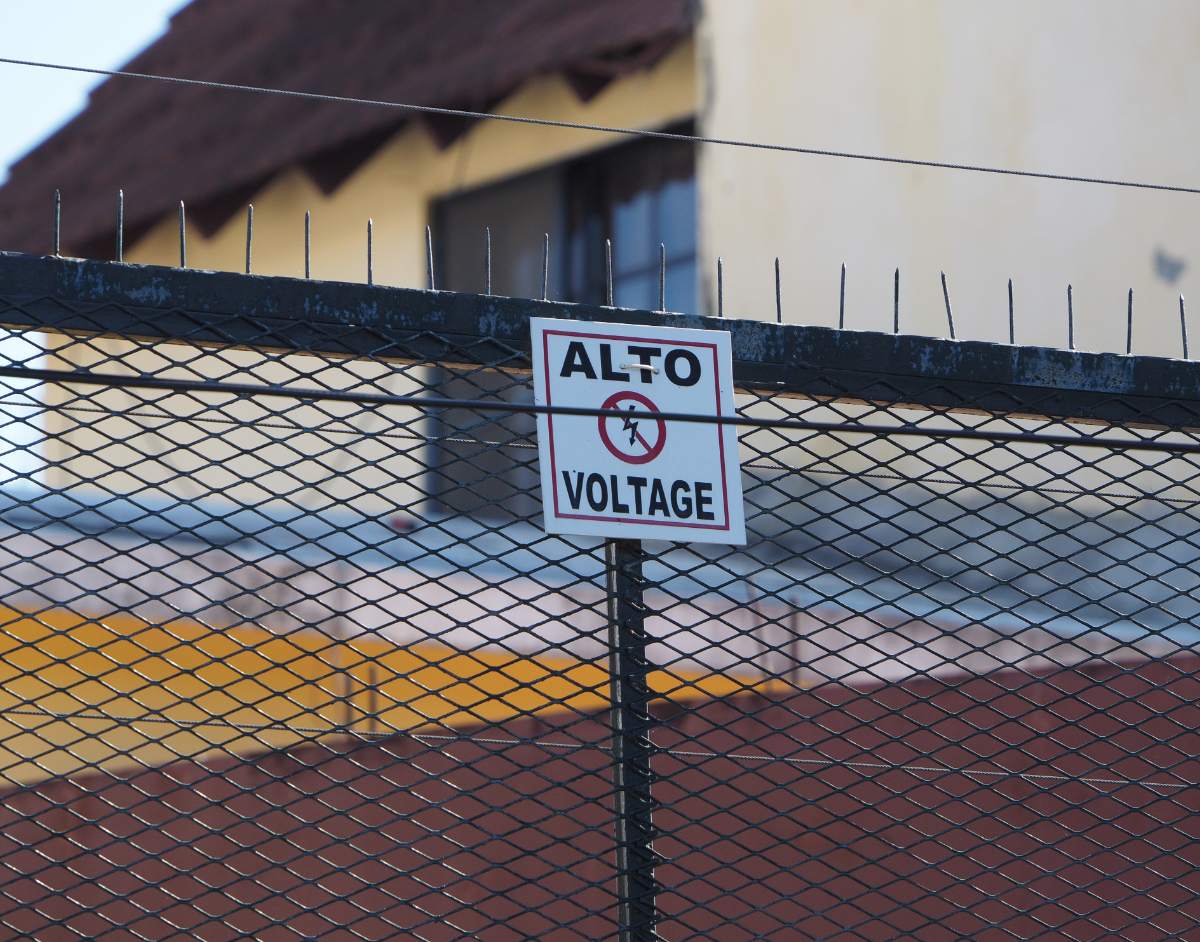 Etiquette de haute tension posée sur la clôture électrique