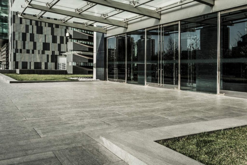 Une terrasse carrelée avec une baie vitrée