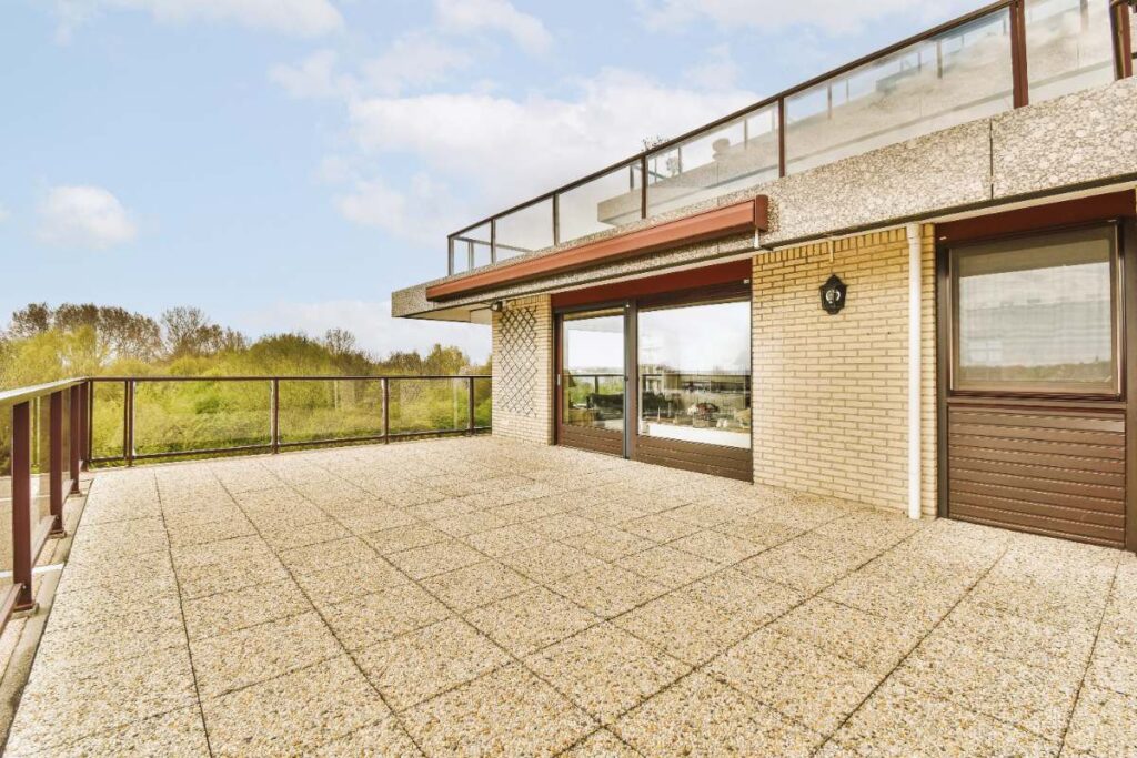 Une belle terrasse réalisée avec du carrelage