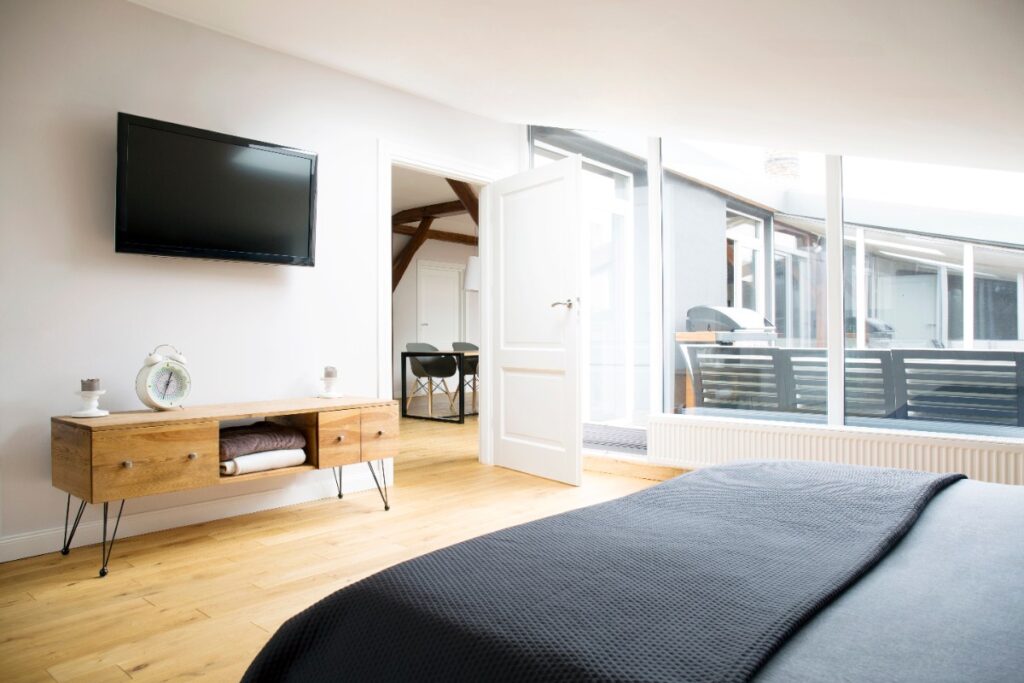 Une TV Toshiba accrochée au mur d'une chambre