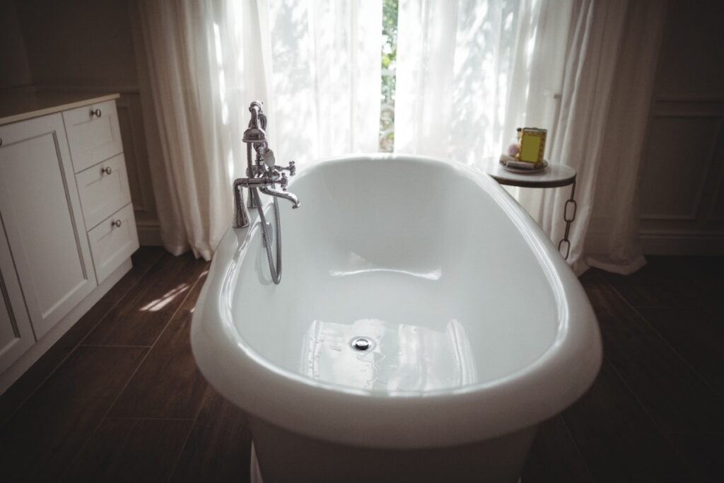 Une baignoire avec un robinet installée dans la salle de bain