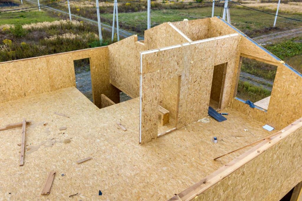 Une maison en construction avec de l'OSB