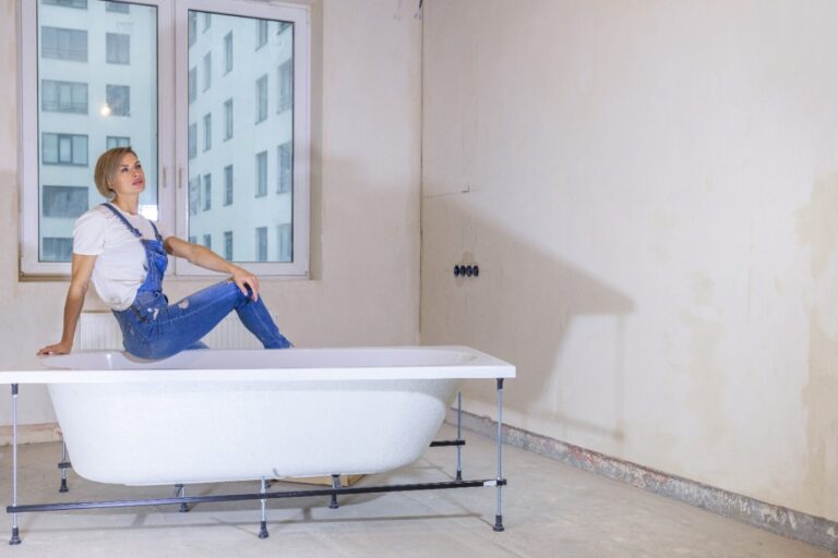 Une femme assise sur une baignoire