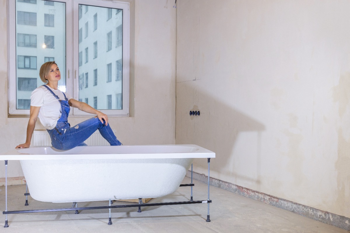 Une femme assise sur une baignoire