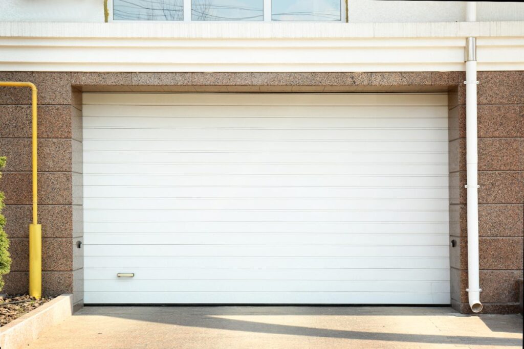 Linteau de porte installé sur une porte de garage