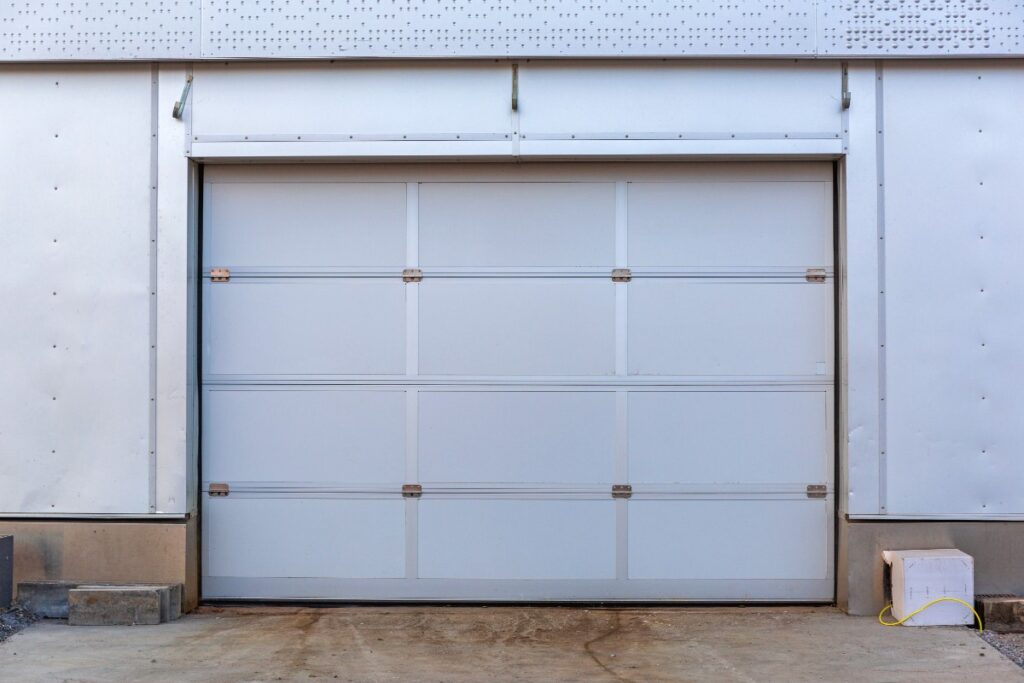 Linteau de porte construit sur une porte de garage