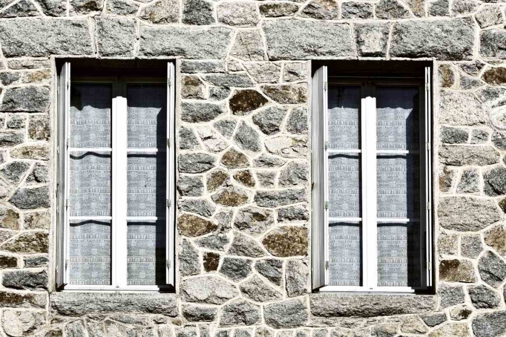 Des fenêtres installées sur du mur en pierre