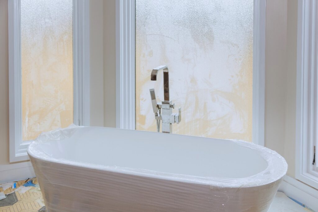 Une nouvelle baignoire blanche