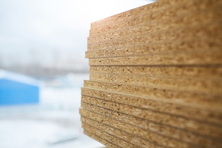 Des piles d'OSB pour une construction