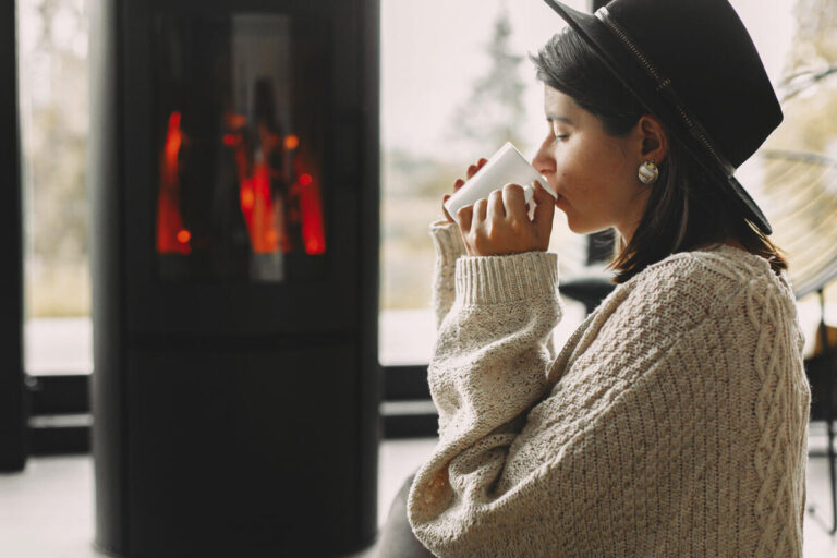 Poêle à pellets dans une maison tendance