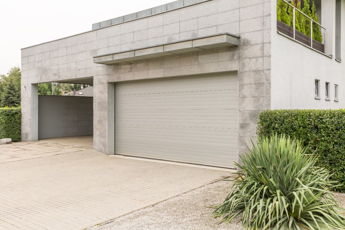 Un garage avec une porte de 3m