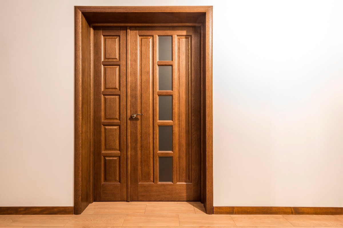 Une porte intérieure en bois