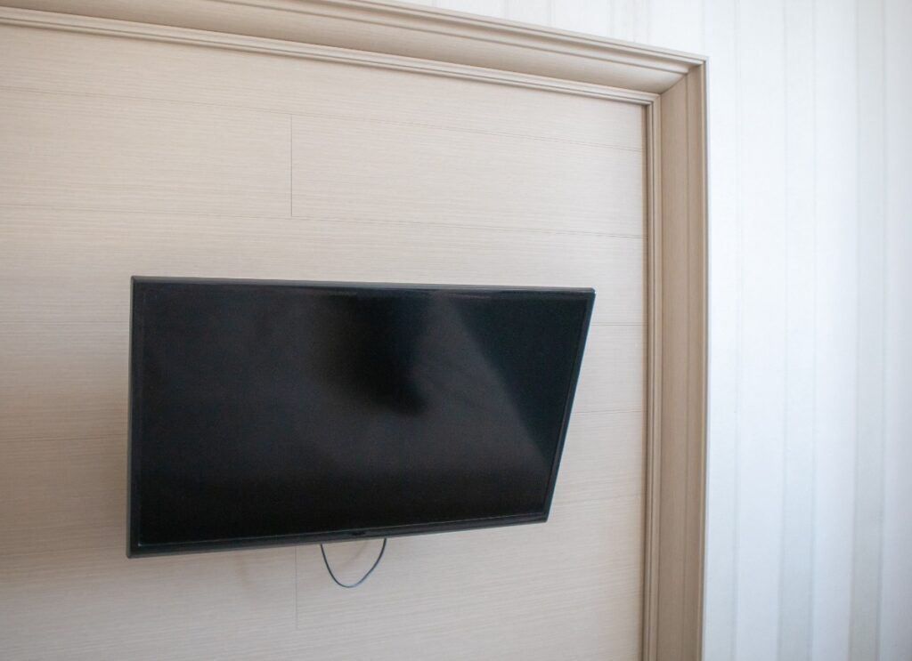 Une TV Toshiba accrochée sur le mur avec un support