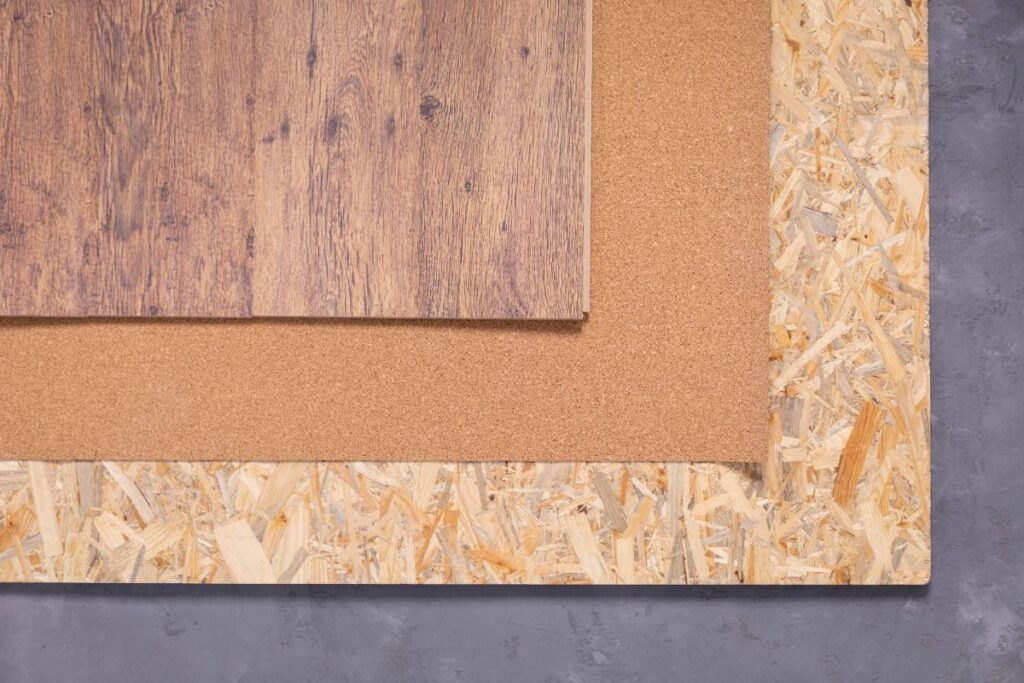 Des échantillons de parquet en bois avec base en liège