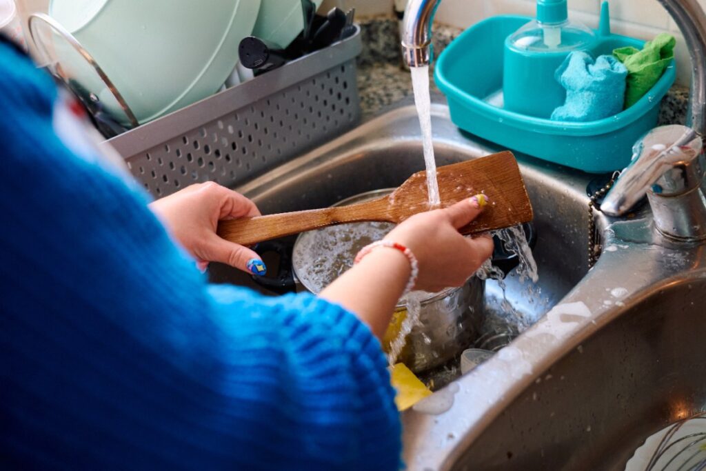 Une femme faisant la vaisselle dans la cuisine