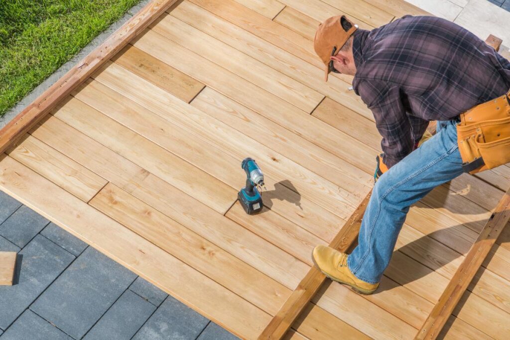 Un homme construisant une terrasse en bois