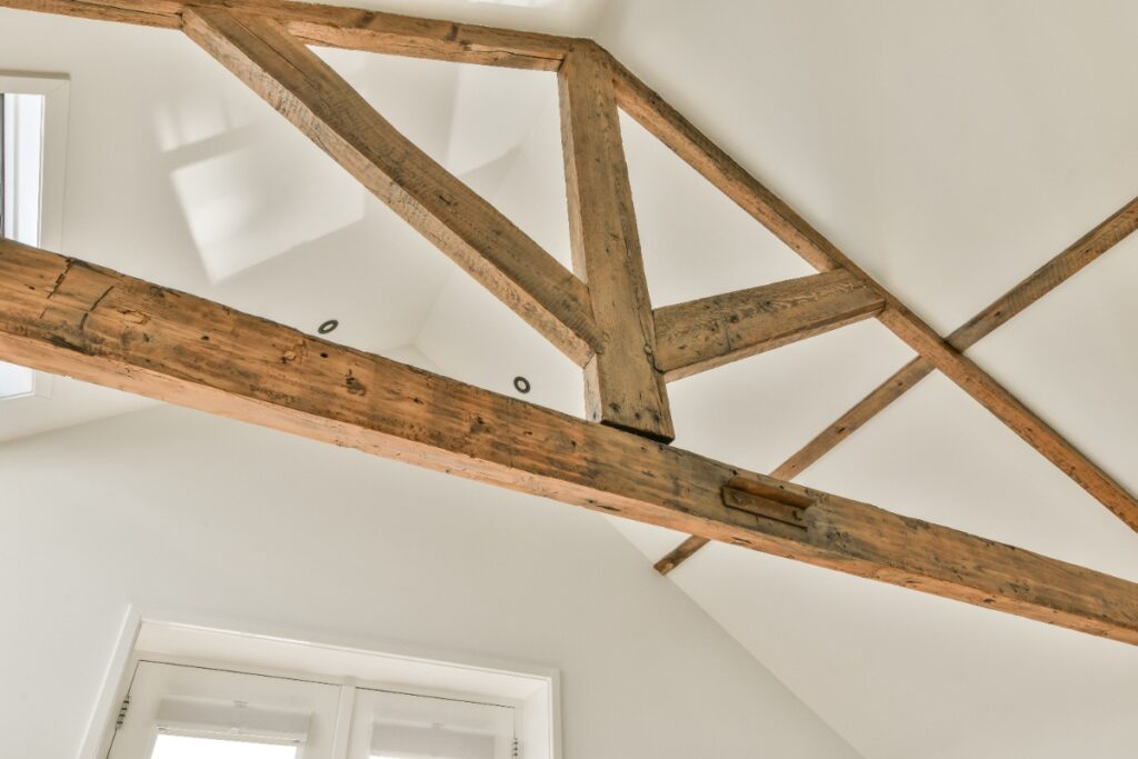 Un loft avec une poutre en bois au plafond